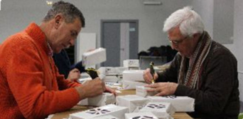 Participantes en el taller que ha realizado la instalación. / María Benítez