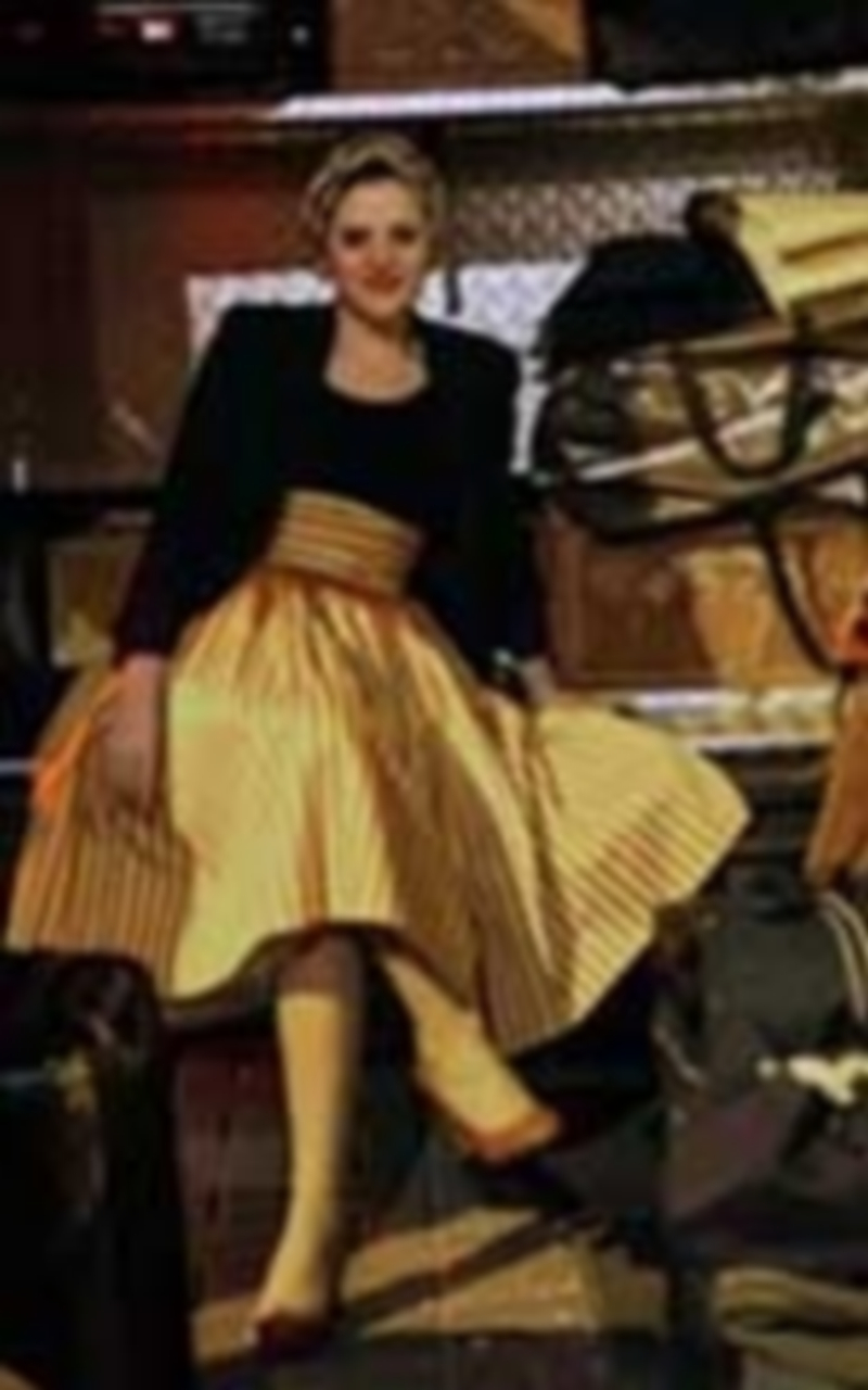 La segoviana Claudia García muestra uno de sus diseños. /El Adelantado