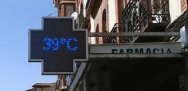 Imagen de un termómetro situado en una farmacia de la Avenida José Zorrilla ayer por la tarde marcando 39 grados. / F. D.