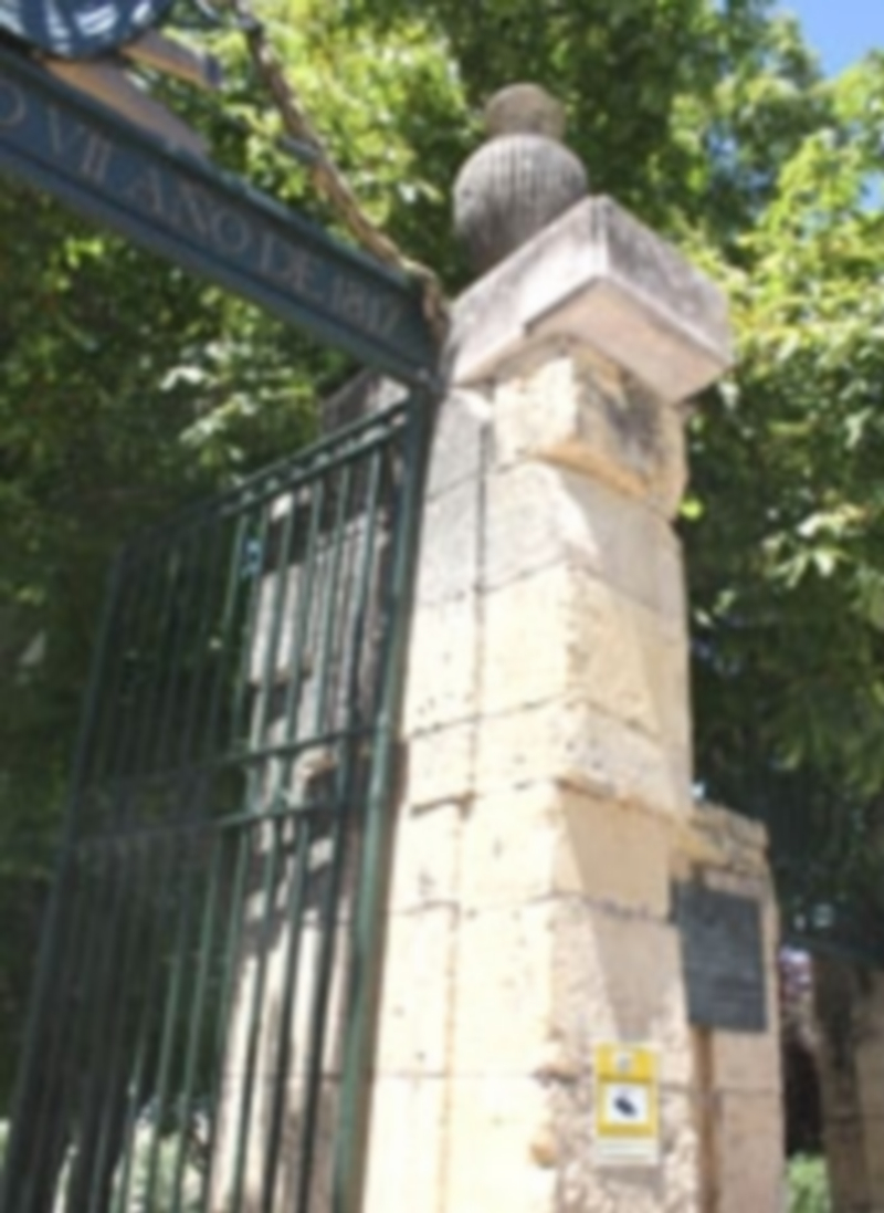 El impacto del camión causó daños de consideración en el dintel de la puerta de acceso al pardin de la plaza del Alcázar./ E.A.