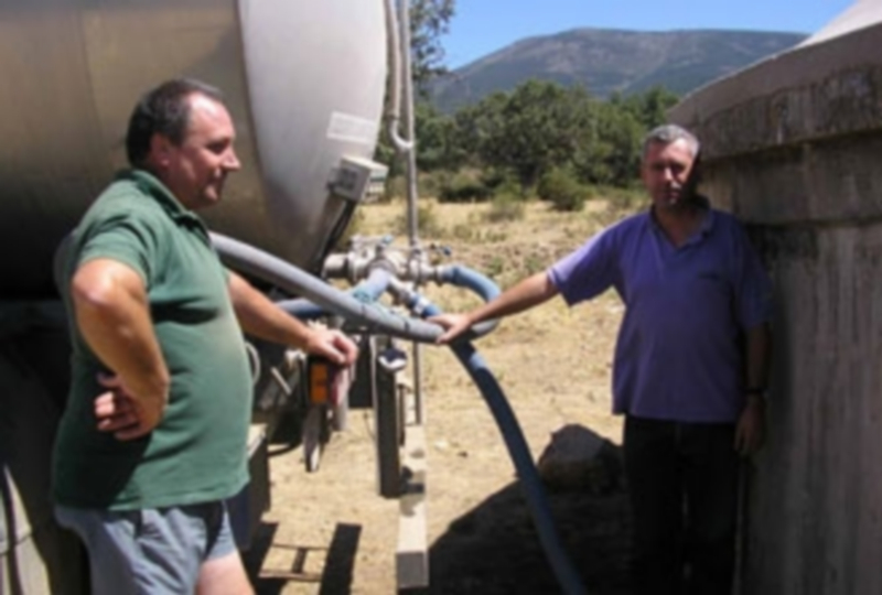 La Diputación recibe 20.000 euros para garantizar el suministro de agua 1 Dos vecinos de Sotosalbos cogen agua de un camión cisterna en una fotografía de archivo. / El Adelantado