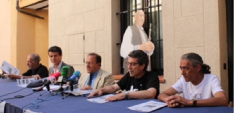 Andrés Torquemada y Francisco del Caño junto a representantes de la familia los Silverios. / Fran muñoz