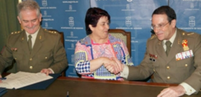 Luquero y Sanz y Calabria sellan el acuerdo con un apretón de manos. / EA.