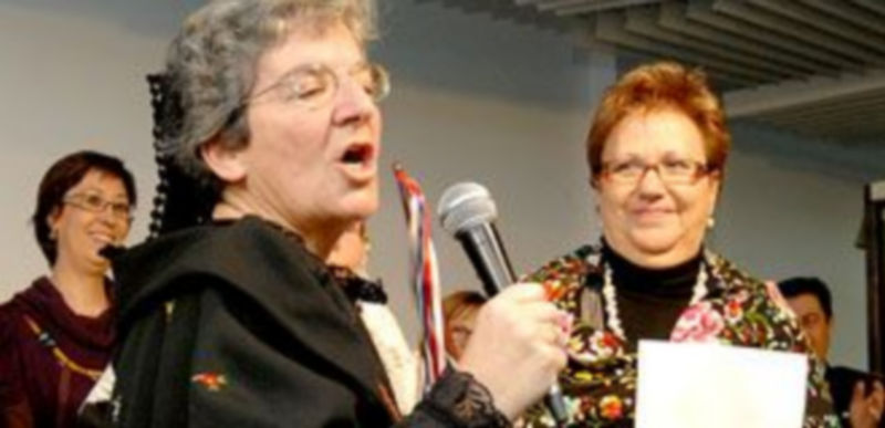 Las mujeres del Hogar Centro de Personas Mayores dieron lectura ayer el pregón de fiestas y entregaron distinciones /A. Benavente