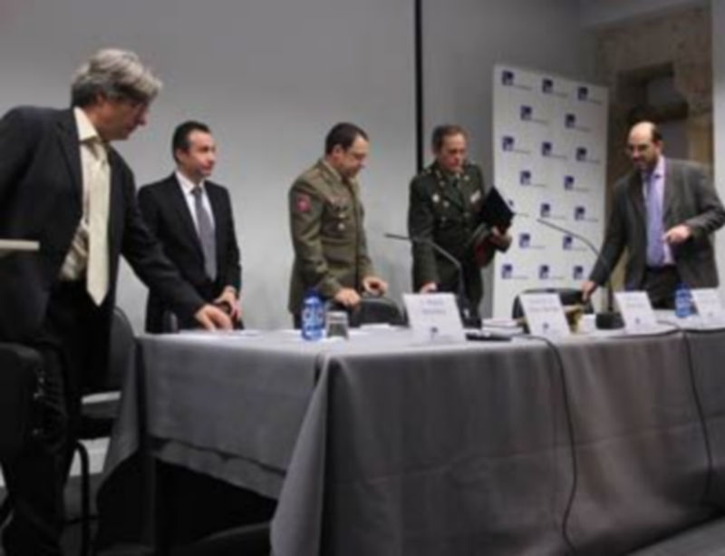 Los participantes en el coloquio se disponen a tomar asiento al inicio del acto./ PEÑALOSA