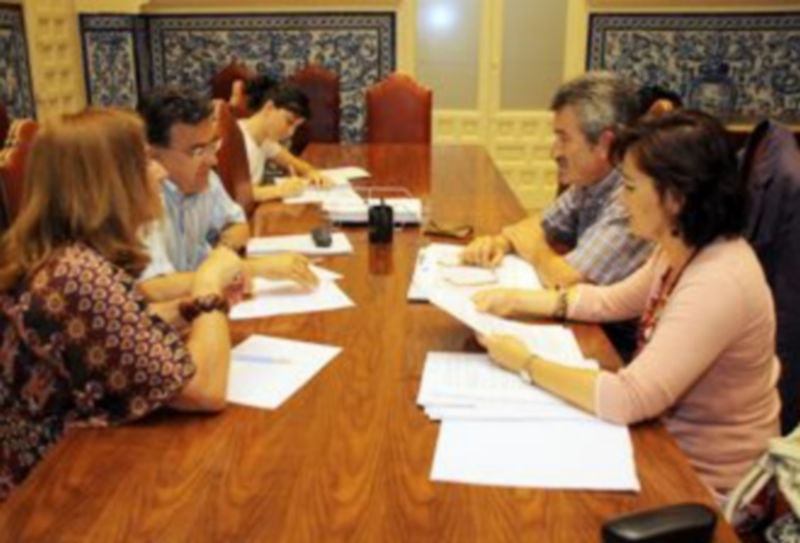 Un momento de la reunión que el foro municipal de Economía celebró el martes en el Ayuntamiento. / F. PEÑALOSA