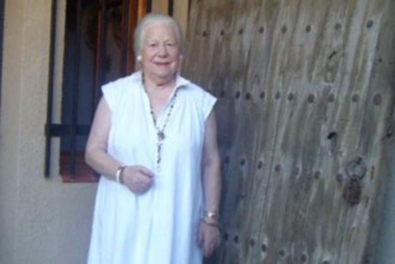 Pilar Borreguero posa sonriente en el porche de su casa de Muñoveros