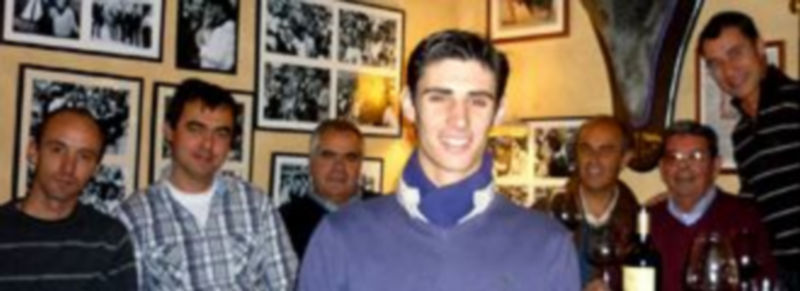 Víctor Barrio con la gente de su cuadrilla. Al fondo la cabeza del novillo al que cortó una oreja en Las Ventas./El Adelantado