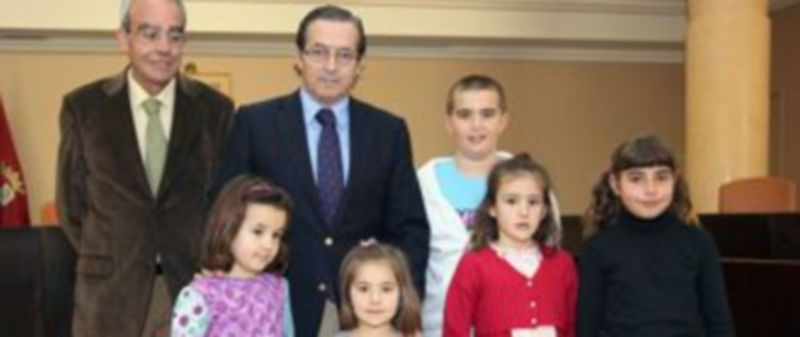 El diputado provincial de Cultura entregó ayer los premios a los ganadores. /EL ADELANTADO