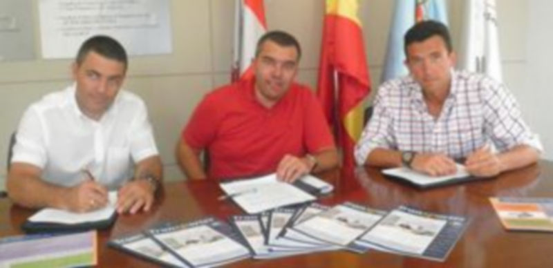 Momento de la firma entre representantes de ambas entidades. / E.A.