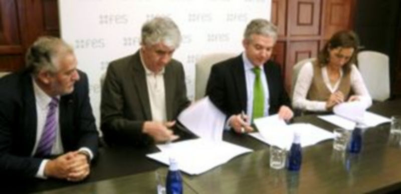 Un momento de la firma del convenio entre el presidente de la FES y los estudios de arquitectura. / El Adelantado