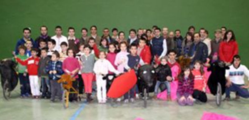 Fotografía de familia de los participantes en el encuentro en Cuéllar con clases de toreo de salón.  / Ernes Fernández