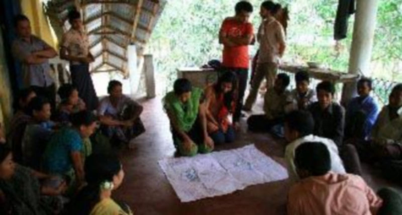 Una reunión vecinal organizada por la oenegé AIDA en el sureste de Bangladesh. / El Adelantado