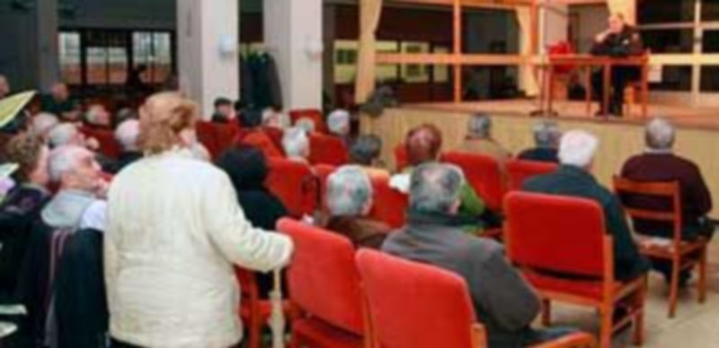 Momento de la conferencia ofrecida esta semana por un miembro de la Comisaría en el Hogar de San José. / El Adelantado