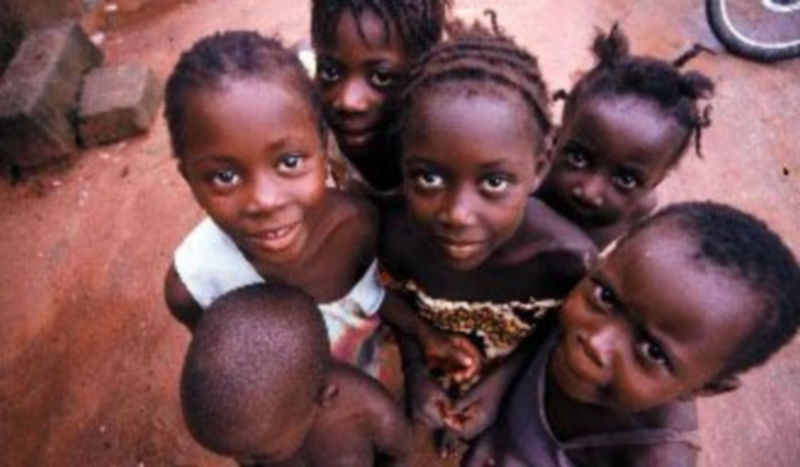 Un grupo de niños de Guinea Bissau