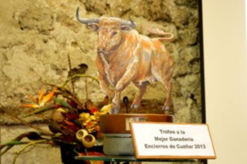 Los ganadores de la pasada edición junto a las autoridades tras la entrega de premios. / Gabriel Gómez