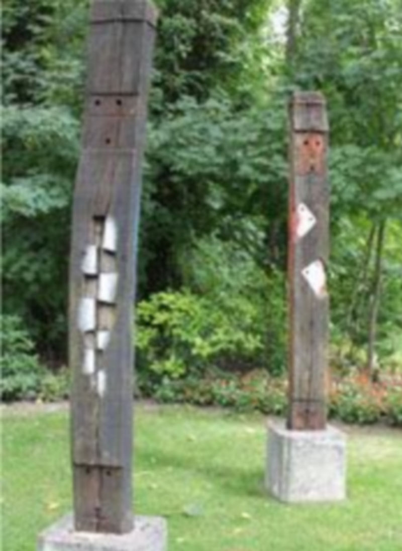 Agustín Ibarrola. Bosque de tótems (1996). Traviesas de madera en pedestal de hormigón.