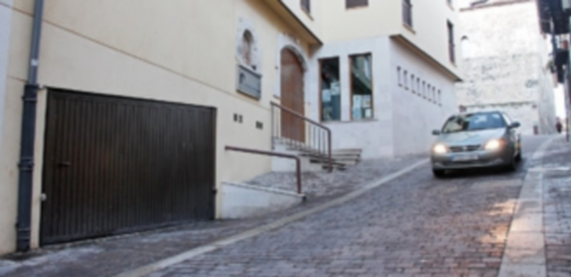 Las plazas de garaje tienen acceso por la calle Solana Alta y salida por la calle Colegio. / Gabriel Gómez