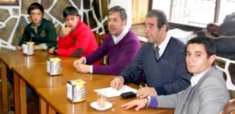 La mesa coloquial la tarde de Otero de Herreros en bar Plaza. / Juan García