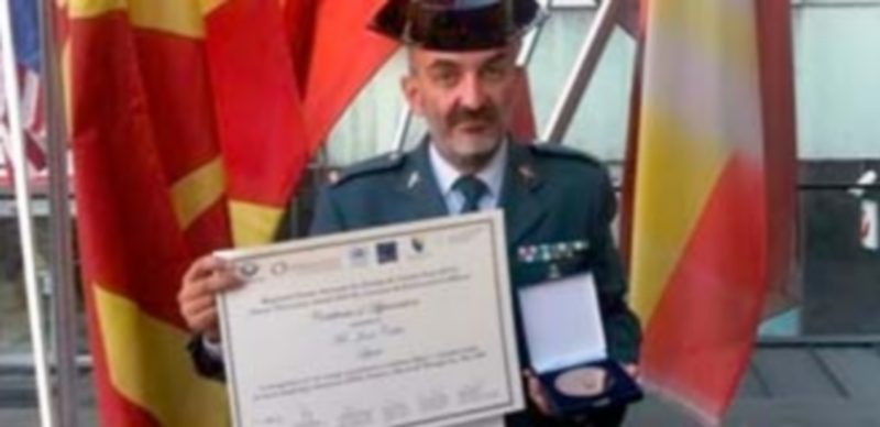 El teniente Calvo recibió la medalla en la reunión europea de la UNEP. / E.A.