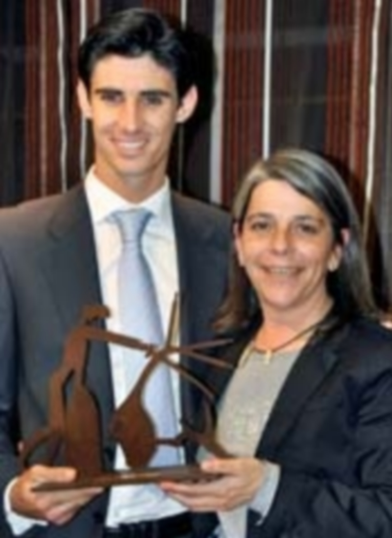 Mari Paz Rodríguez entrega el trofeo a Víctor Barrio. / R. Sepúlveda