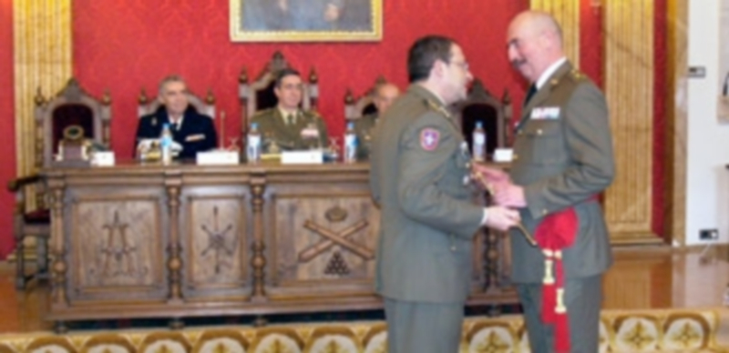 El general Sanz y Calabria entregó a José Miguel de los Santos el sable de gala de general en el acto. / El Adelantado