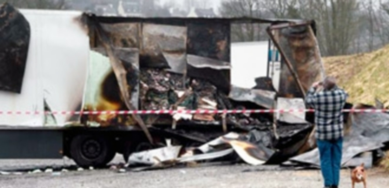 El ataque de los ganaderos franceses dejó completamente inservible el vehículo. / El Adelantado