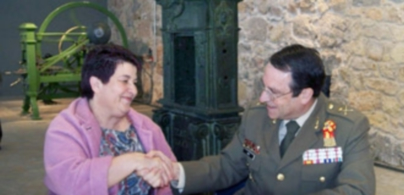 Luquero y el general Sanz y Calabria estrechan sus manos tras la firma del convenio frente a la prensa de acuñar./E.A.