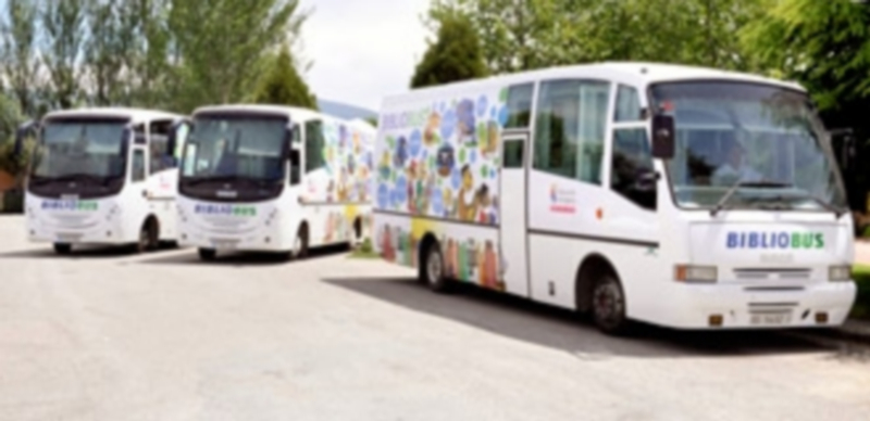 Los tres bibliobuses pararán esta semana por vacaciones y regresarán el próximo mes de septiembre. / El Adelantado