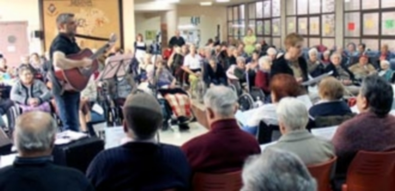 Un momento de una de las actuaciones musicales que ha tenido lugar en el centro con motivo de la Navidad. / El Adelantado