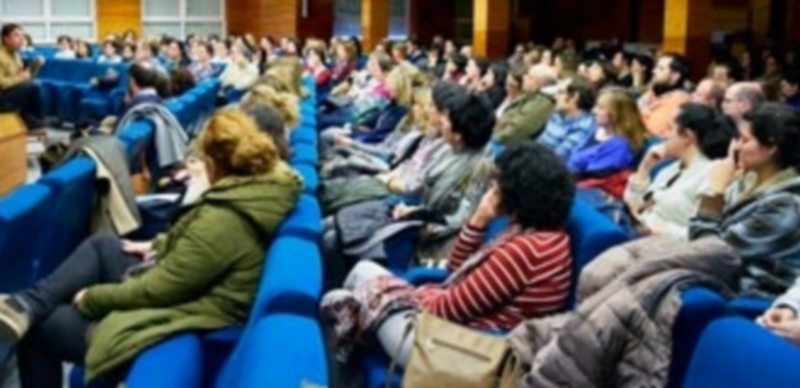 Asistentes a una de las sesiones dirigidas por Mauro Bolmida. / Kamarero