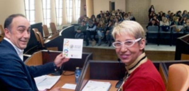 Miguel Angel de Vicente y Mar Martínez muestran un folleto resumen del documento antes del inicio de la reunión./ E.A.