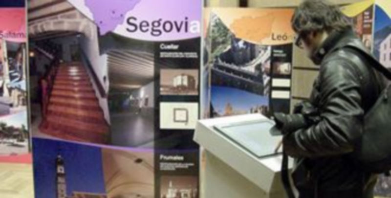 Varioa paneles exponen detalles y fotografías de las actuaciones realizadas en la región.