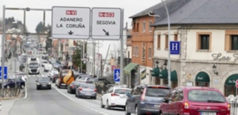 Travesía de la carretera N-VI por la localidad de San Rafael. El acceso al núcleo urbano se reordenará. / El Adelantado