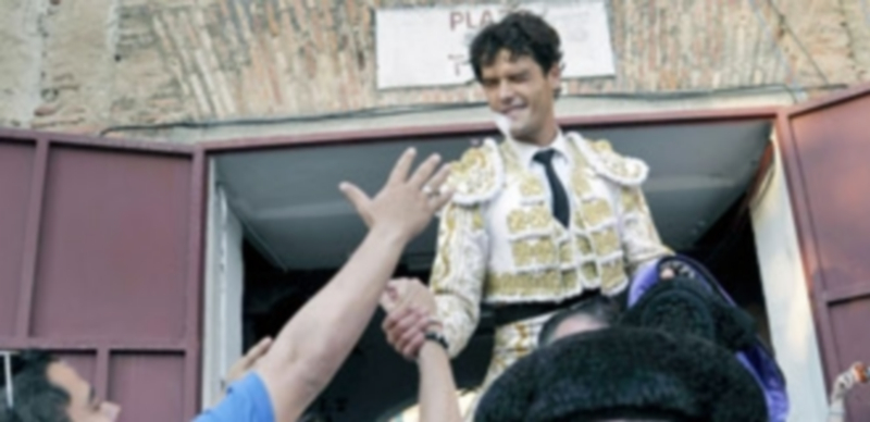 Abellán saliendo por la puerta grande de la plaza de toros de Segovia en 2011. / E.A.