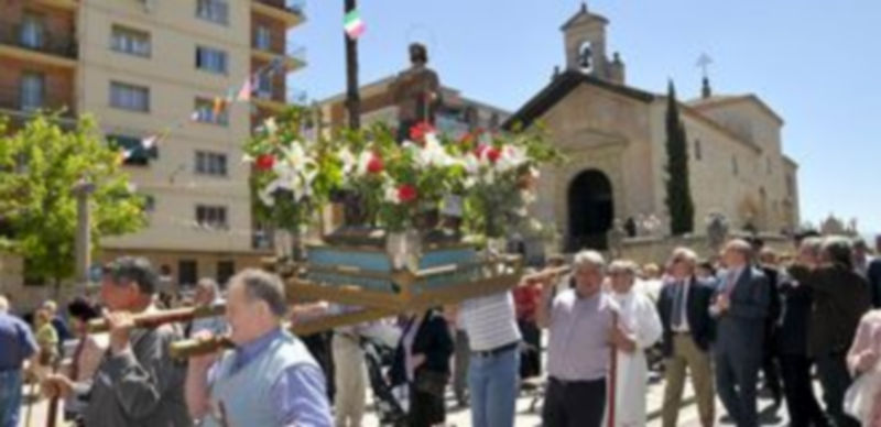 SEGOVIA: La procesión en la capital discurrió por el entorno de la ermita del Cristo del Mercado. / A. Benavente.