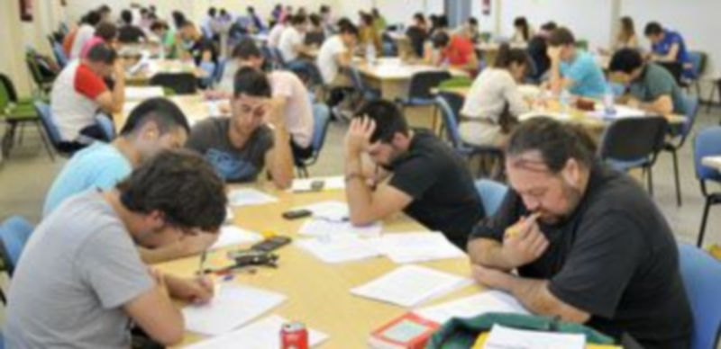 La sala de estudios del Centro San José mantiene en julio casi el mismo número de estudiantes que en invierno. / A. Benavente