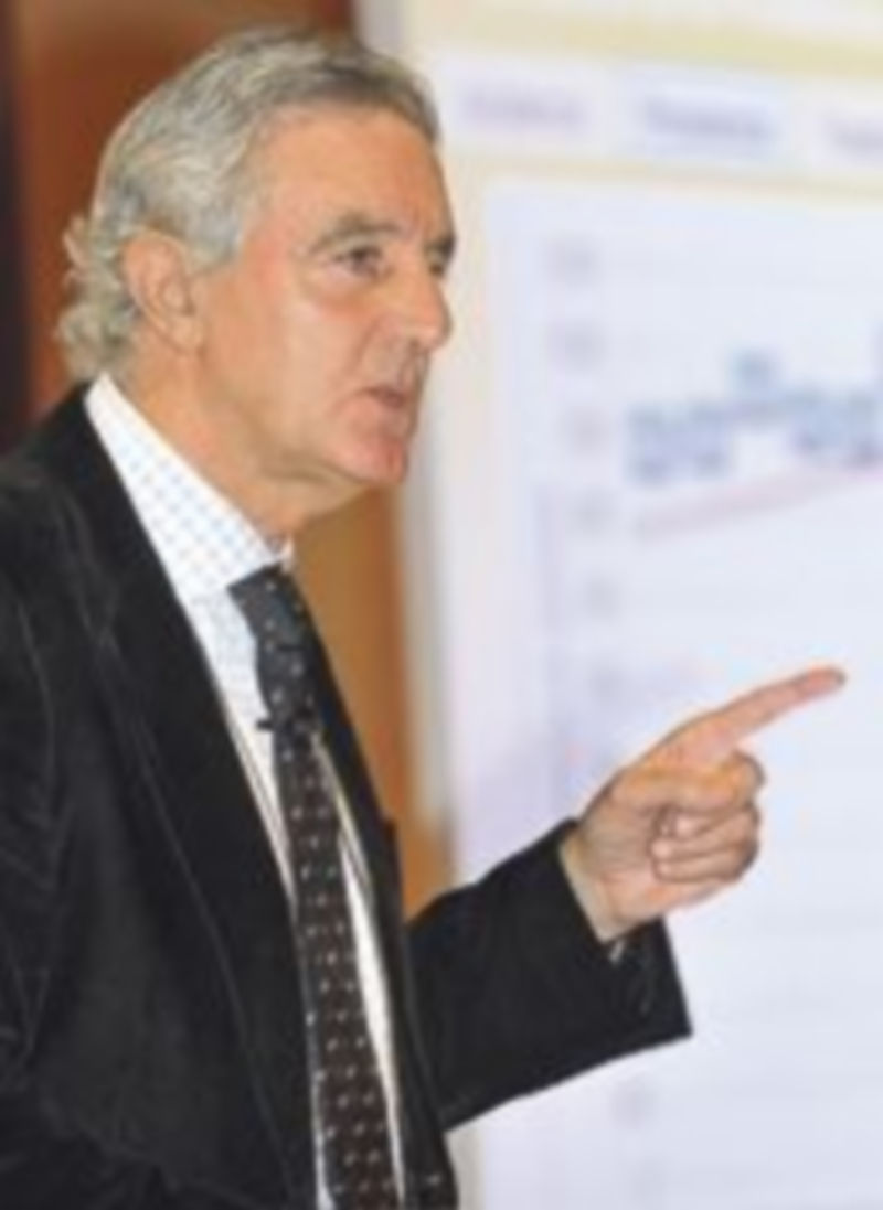 El doctor Ángel Luis Martín de Francisco abrió la sesión de conferencias. / A. B.