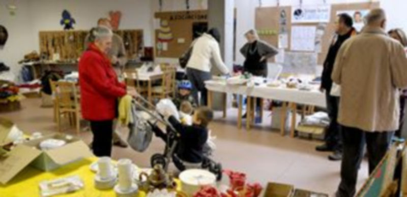 El Rastrillo Solidario de Nica está instalado en los locales de la parroquia del barrio de Nueva Segovia. / Alberto Benavente