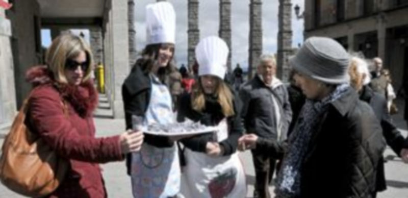 El público disfrutó con la dulce promoción que realizaron los alumnos de publicidad. / Alberto Benavente.