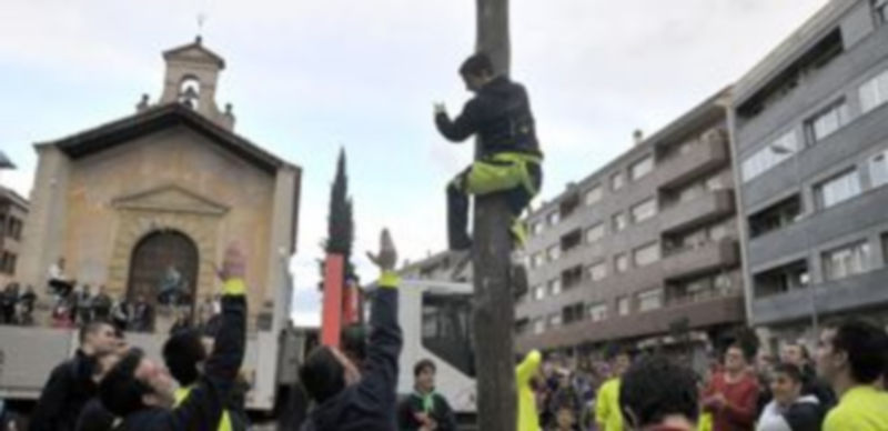 Varios jóvenes intentaron acceder a lo alto del mayo una vez colocado con un camión grúa