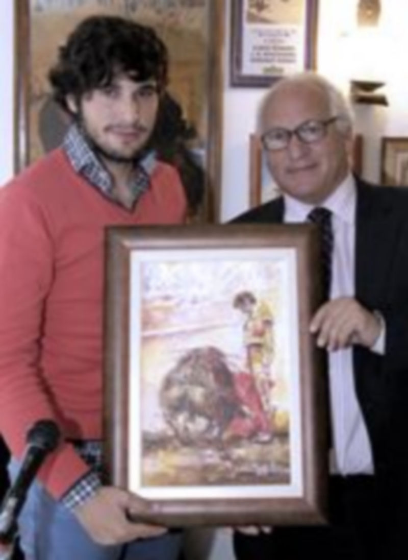 Chechu junto a su padre con el óleo de Lope Tablada. / Alberto Benavente