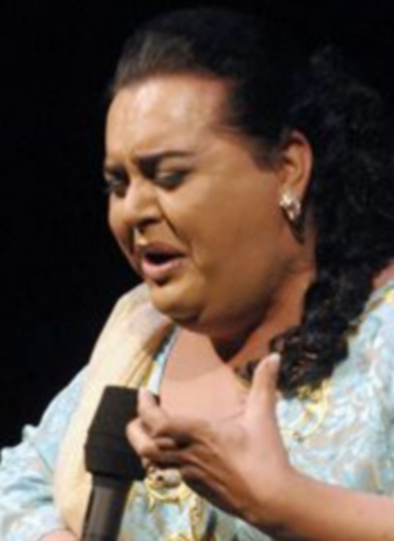 El cantante sevillano brilló sobre el escenario del Teatro Juan Bravo. / Alberto Benavente