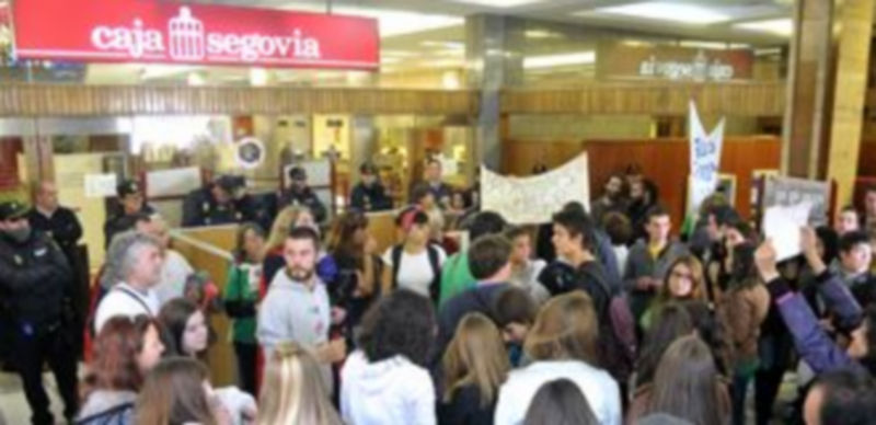 Imagen de las protestas en la sede de Caja Segovia en noviembre de 2012. / A. B.