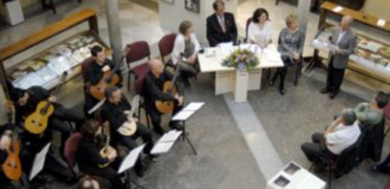 La mesa presidencial con las responsables del bibliobús y el presentador del encuentro./ Alberto Benavente