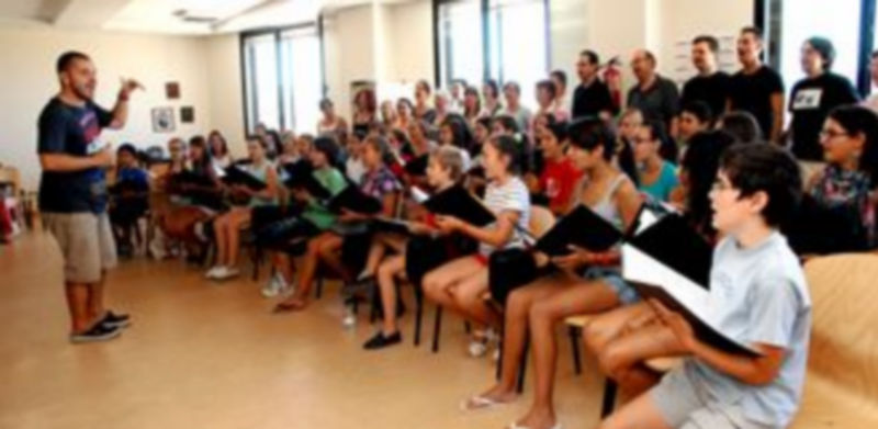 Directores profesionales enseñan en la clase más numerosa que es la dedicada a los más pequeños. / Alberto Benavente