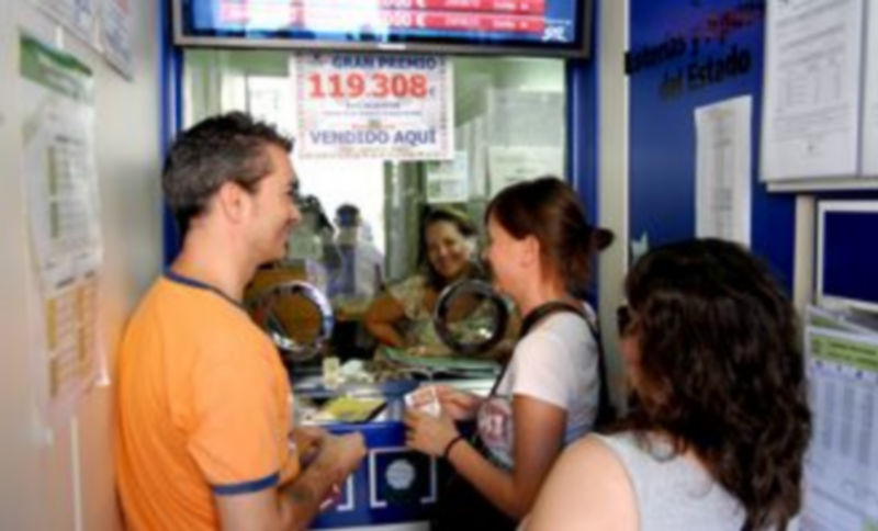 En la Administración número tres están muy contentos por haber hecho feliz a una persona. / Alberto Benavente