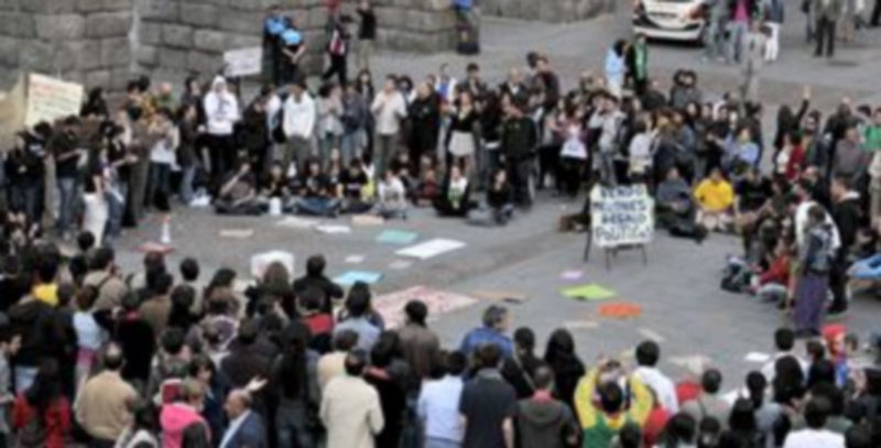 Unas 300 personas volvieron a concentrarse ayer a los pies del Acueducto. / ALBERTO BENAVENTE