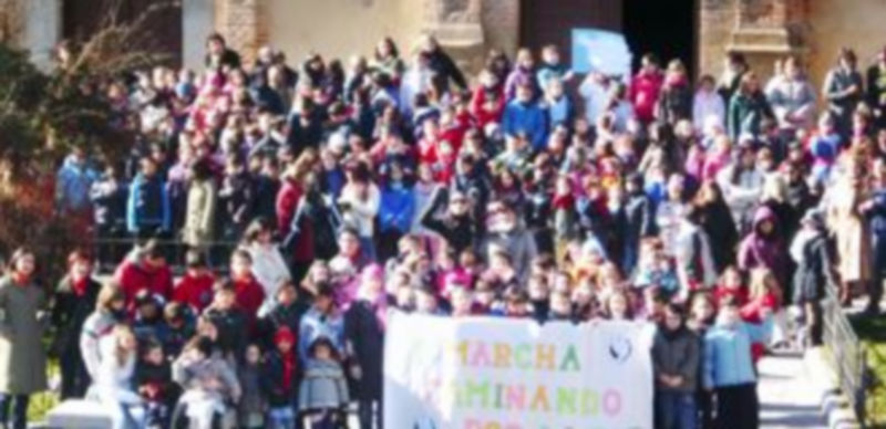 En Carbonero el Mayor se organizó la I Marcha Caminando por la Paz a través de las calles de la localidad. / El Adelantado.