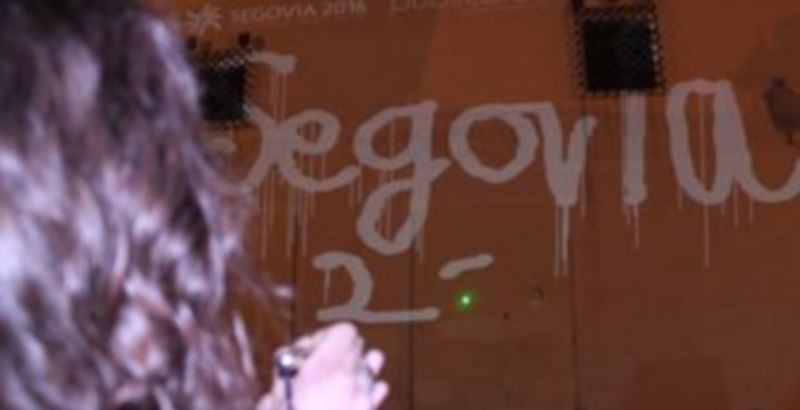 Algunos de los participantes en la sesión de ‘láser paint’ llevada a cabo por alumnos de Publicidad de la UVa. / Carlos Masa